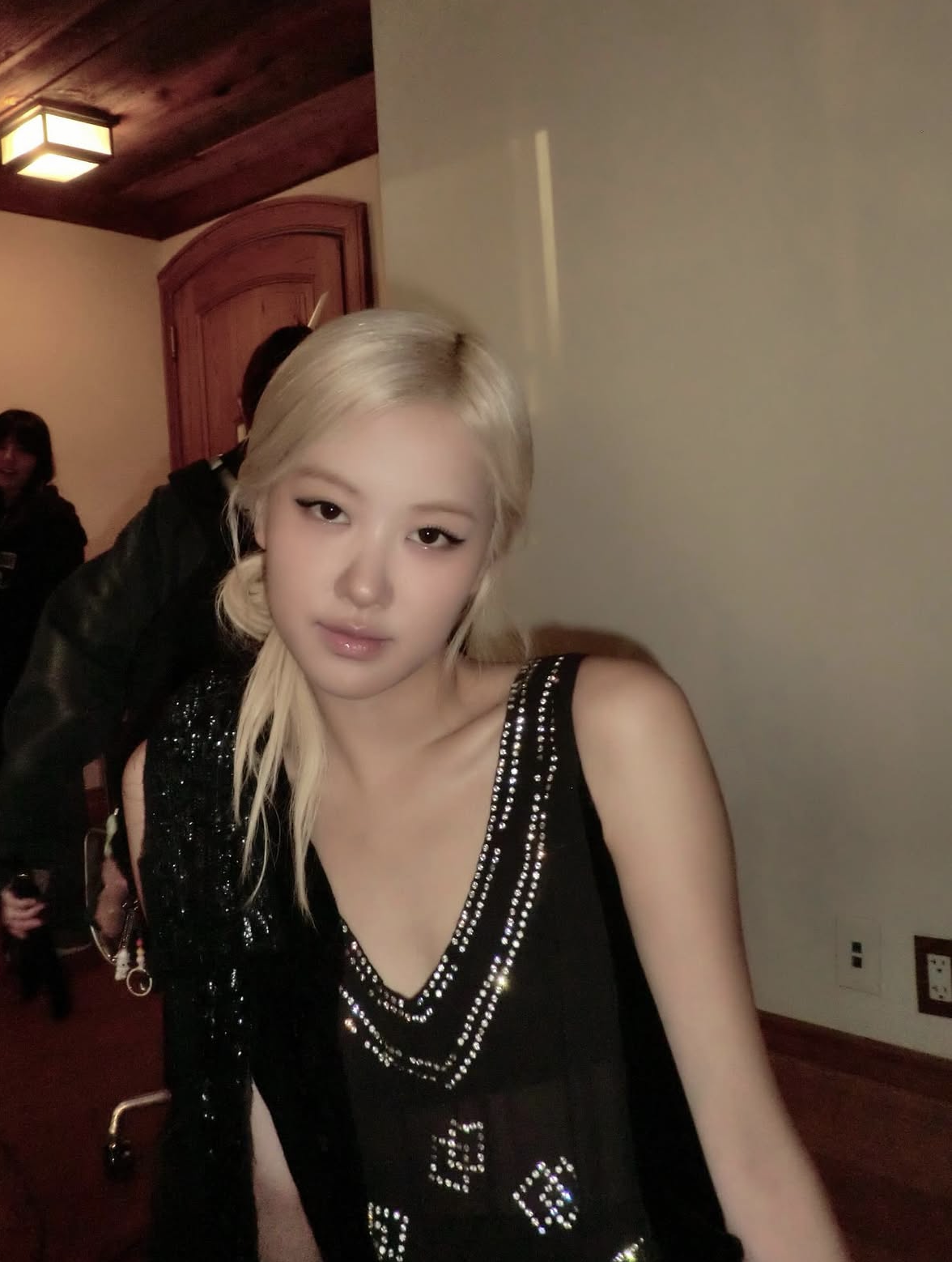 Why Mute Lips Dominate 2025 Fall Makeup