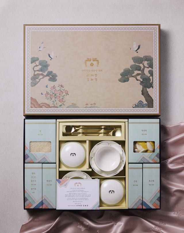 Analysis of Presidential Holiday Gifts: Messages and Significance in Seaweed, Beef Jerky, and Cosmetics