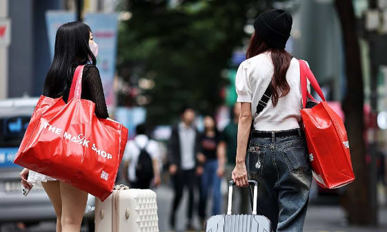 From Shopping to Dermatology – Why Foreign Tourists Spent Over 1 Trillion Won in Seoul
