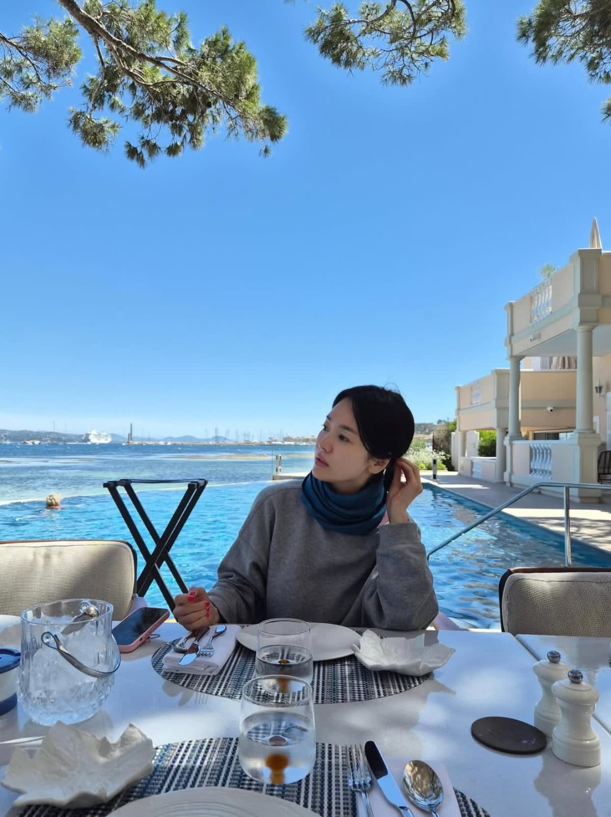 45-year-old Song Hye-kyo’s Natural Makeup and Resort Styling That Shines Even in Everyday Life