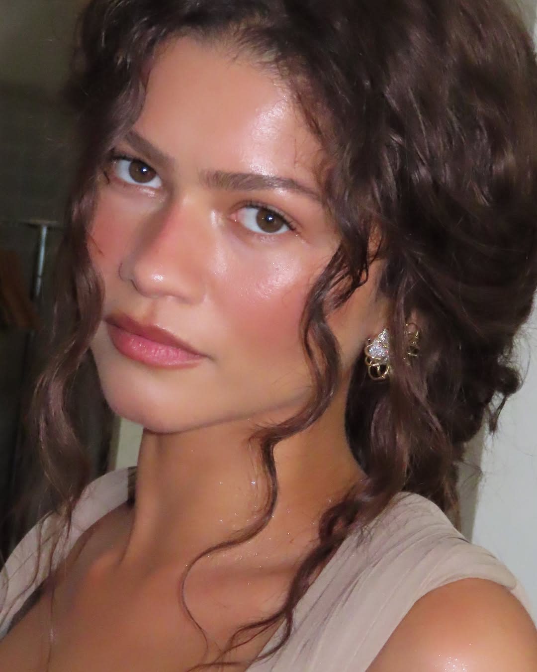 Zendaya No-Mascara Makeup Trend Completed with Cheek Color Instead of Mascara