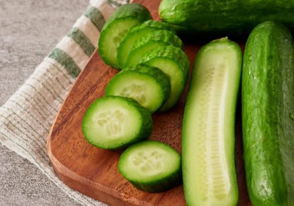 Eating Cucumber Before Meals and Using Mask Packs – Healthy Skin and Weight Management Secrets for Women in Their 50s