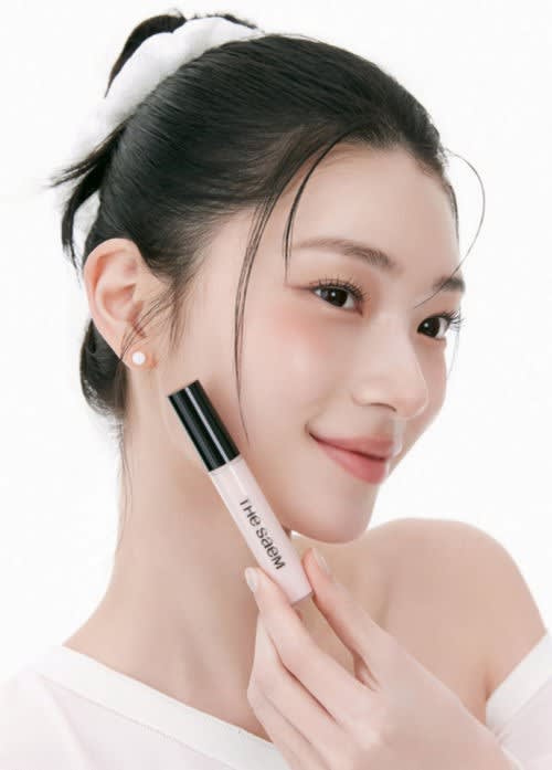 How to Use Concealer, 3 Key Tips for Brightening Makeup That Illuminates the Center of the Face
