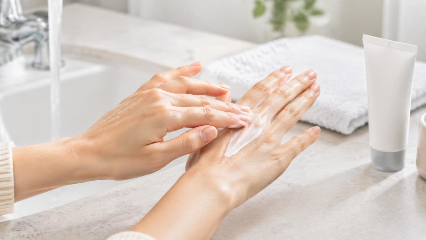 3 Proper Moisturizing Tips to Protect Dry Hand Skin After Washing